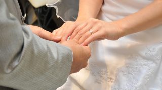 指環をはめた指を鏡に映す際に顔を映してはならない理由
